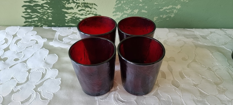 Bicchiere d'acqua vintage Arcoroc Sierra, anni '70, verde smeraldo, rosso rubino, testurizzato, succo, bevanda, Francia. immagine 5