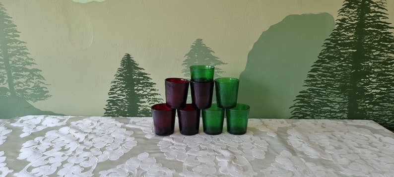 Bicchiere d'acqua vintage Arcoroc Sierra, anni '70, verde smeraldo, rosso rubino, testurizzato, succo, bevanda, Francia. immagine 1