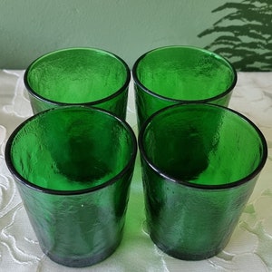 Bicchiere d'acqua vintage Arcoroc Sierra, anni '70, verde smeraldo, rosso rubino, testurizzato, succo, bevanda, Francia. immagine 6
