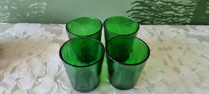 Bicchiere d'acqua vintage Arcoroc Sierra, anni '70, verde smeraldo, rosso rubino, testurizzato, succo, bevanda, Francia. immagine 6