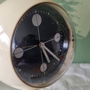 vintage Blessing mechanical wind up alarm clock round white 70's west germany space age tulip design glow in the dark plastic afbeelding 8