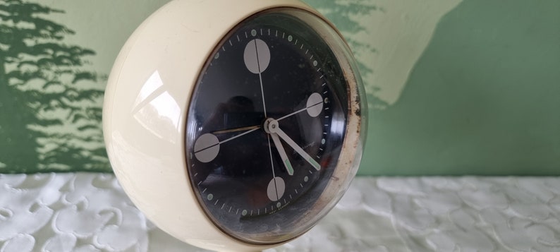 vintage Blessing mechanical wind up alarm clock round white 70's west germany space age tulip design glow in the dark plastic afbeelding 8