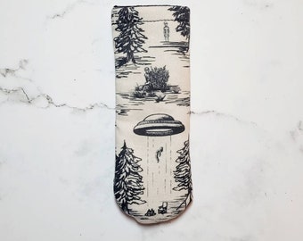 UFO Cast Iron Handle Cover | UFO Toile | Sci-Fi | Aliens | Skillet Handle Cover | Skillet Sleeve | Stocking Stuffer | Handle Covers | Gift