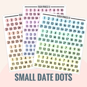 Könnte beinhalten: Vier Blätter mit Aufklebern aus pastellfarbenem Papier mit kleinen Kreisen, die die Zahlen 1 bis 31 enthalten. Die Aufkleberblätter sind mit "Small Date Dots" beschriftet.