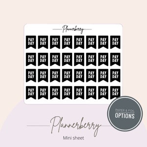 Puede incluir: Una hoja de pegatinas de planificador en blanco y negro con el texto "PAY DAY" repetido 32 veces en un patrón de cuadrícula. Las pegatinas tienen la forma de una pancarta o bandera. El texto "Plannerberry" aparece en la parte superior e inferior de la hoja. El texto "Mini sheet" aparece debajo del texto inferior. El texto "PAPER & FOIL OPTIONS" aparece en un círculo en la esquina inferior derecha de la hoja.