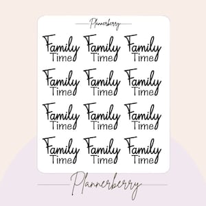 Puede incluir: Doce pegatinas blancas con texto negro que dice "Family Time" en una fuente cursiva. Las pegatinas están dispuestas en una cuadrícula de 3x4. El texto "Plannerberry" aparece en la parte superior e inferior de la imagen.