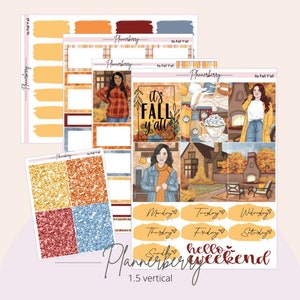 Puede incluir: Un conjunto de pegatinas de planificador con temática otoñal que incluyen ilustraciones de mujeres, una cabaña acogedora y hojas de otoño. Las pegatinas incluyen el texto "It's Fall Y'all", "hello weekend" y los días de la semana.