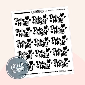 Peut inclure: Une feuille d'autocollants noirs et blancs avec le texte "Date Night" et un motif de cœur. Les autocollants sont disposés en grille. Le texte "FOILED OPTIONS" est visible dans le coin inférieur gauche.