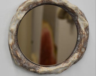 Specchio in ceramica con sale marino nero e sabbia