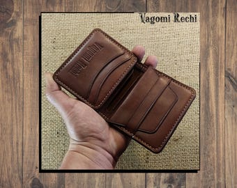 Miniwallet. Billetera original y compacta con bolsillo para monedas (con o sin costura decorativa). Esta original mini billetera tiene capacidad para tarjetas, efectivo y monedas.