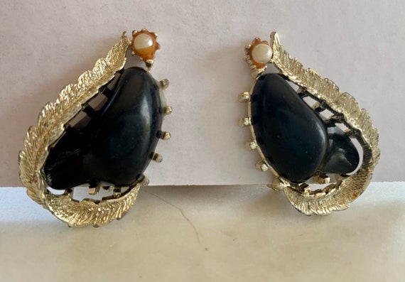 Large Coro thermoset clip earrings in gold and on… - image 3