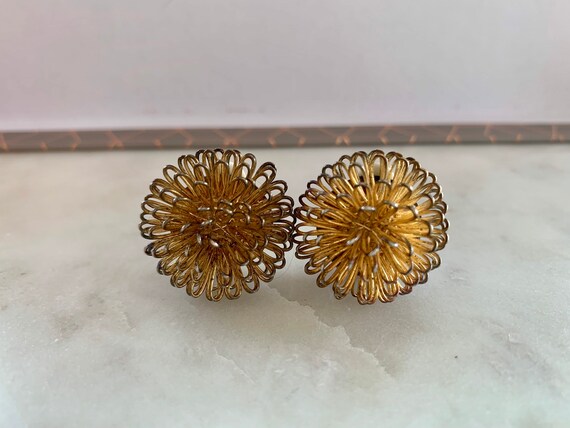 Textured round gold tone earrings, clip on earrin… - image 4