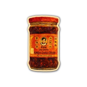 Peut inclure: Un pot de Lao Gan Ma Spicy Chili Crisp. Le pot a un couvercle rouge et une &eacute;tiquette avec des caract&egrave;res chinois et les mots "Spicy Chili Crisp". Le pot contient une huile de piment brun-rouge&acirc;tre fonc&eacute; avec des flocons de piment visibles. Poids net 210 g.