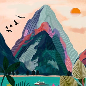 Op de afbeelding: Een kleurrijk schilderij van een bergketen met een boot op een turquoise meer op de voorgrond. De bergketen is geschilderd in tinten groen, blauw, paars en roze. Het meer wordt omringd door weelderig groen en bloemen. De lucht is zacht oranje en roze.