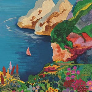 Op de afbeelding: Een kleurrijke kunstdruk van een kustlandschap met een blauwe zee, beige kliffen en een kleine roze zeilboot. De voorgrond toont een levendige tuin vol rode, gele, roze en paarse bloemen. De tekst HEBE STUDIO staat in de hoek van de afbeelding.