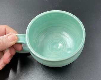 Tasse bleue de porcelaine