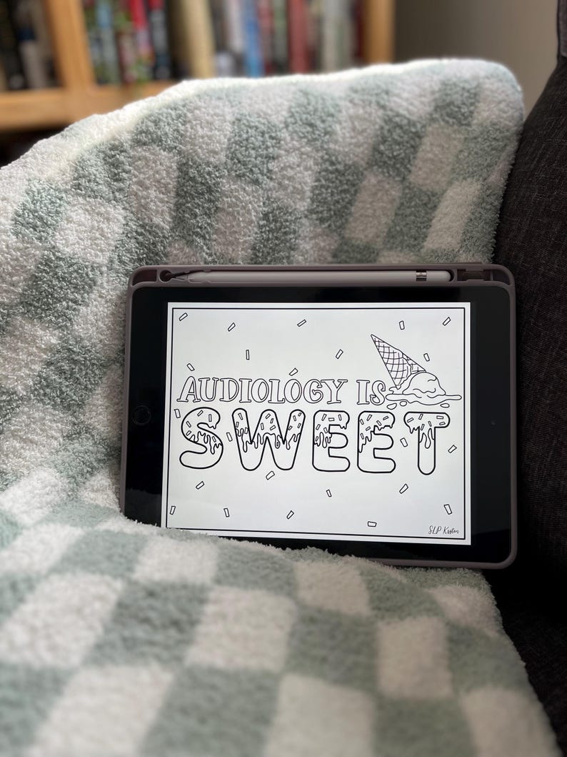 以下が含まれることがあります： アイスクリームコーンの白黒デジタルイラスト。コーンには「AUDIOLOGY IS SWEET」という文字が垂れ下がるようなフォントで書かれている。イラストはタブレットに入っている。