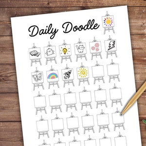 Op de afbeelding: Een wit papier met de woorden "Daily Doodle" in zwart schrift. Het papier heeft een raster van kleine ezels, elk met een andere krabbel, waaronder een boek, een gloeilamp, een kat, bloemen, een bliksem, een vlinder, een regenboog, een raket en een zon. Een kopje koffie, een gouden pen en een kleine plant staan op een houten oppervlak.