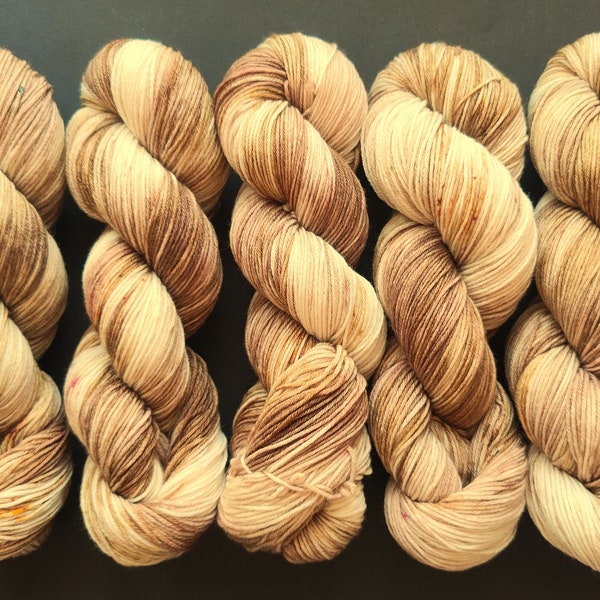 CHOCOLAT CARAMEL - Laine Mérinos High Twist 4 fils teinte à la main - Echevette de 100 g / 400 m