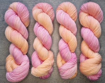 APRICOT ROSE - Handgefärbte Wolle Balance- 100 g Strang / 400 m