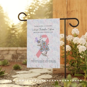Bandiera personalizzata per giardino/cimitero per la consapevolezza della perdita di gravidanza e infantile con farfalla viola per la perdita di gemelli, terzine e gemelli multipli