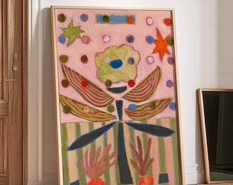 Op de afbeelding: Een ingelijst rechthoekig wandkunstwerk met een lichtroze achtergrond, een centrale gestileerde bloem, een groen gestreept onderste gedeelte, oranje en groene stervormen en diverse kleurrijke stippen verspreid over de compositie.