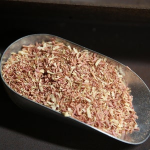 Aromatic Red Cedar: Fine wood shavings. Raw Material for crafts, gardening and repelling bugs