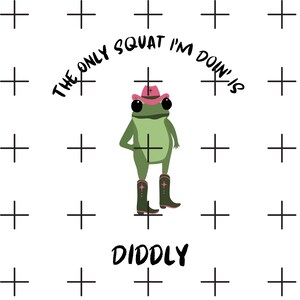Pode incluir: Um sapo verde usando um chapéu de caubói rosa e botas marrons. O sapo está em pé sobre um fundo branco com sinais de mais pretos. O texto "THE ONLY SQUAT I'M DOIN' IS DIDDLY" está escrito ao redor do sapo.