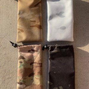 K&ouml;nnte beinhalten: Vier Kordelbeutel in verschiedenen Tarnmustern. Die Beutel sind aus weichem Stoff gefertigt und haben einen Kordelverschluss. Die Beutel sind in den folgenden Farben erh&auml;ltlich: Braun, Wei&szlig;, Beige und Schwarz.