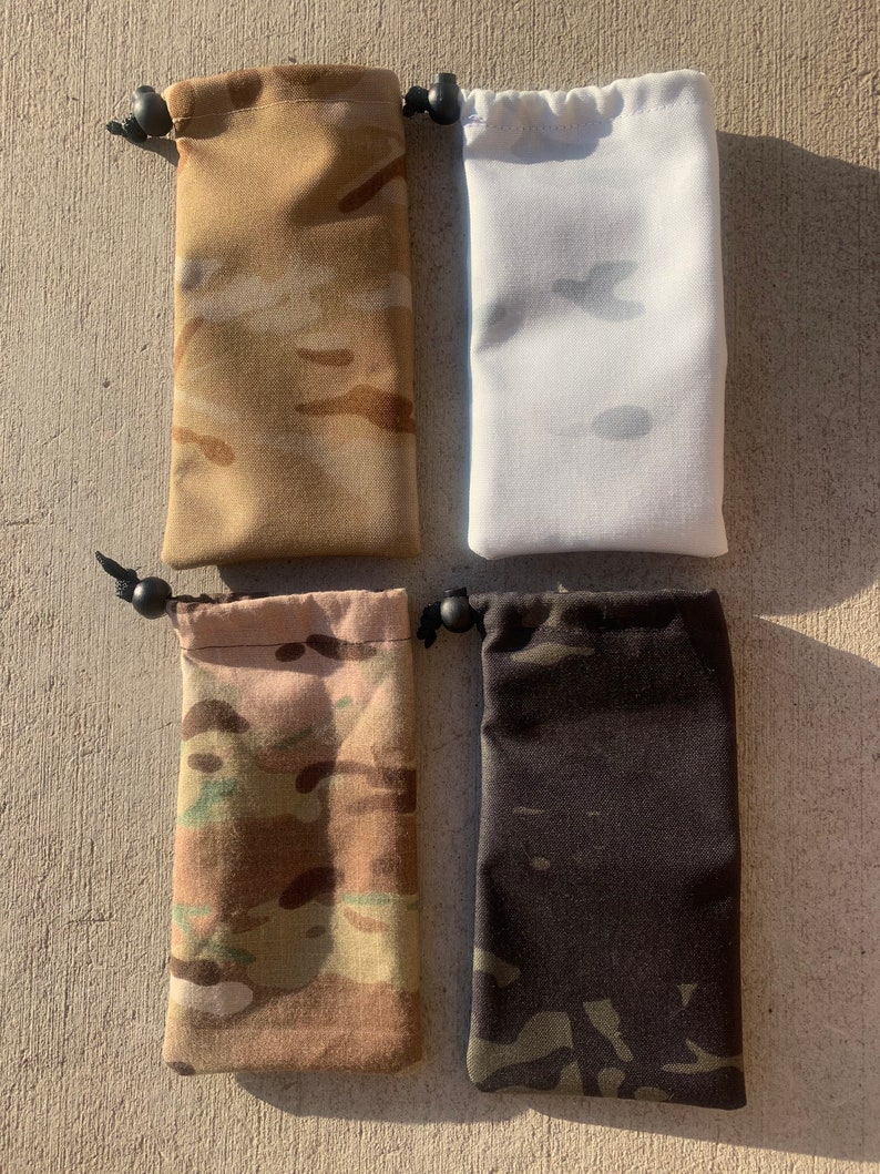 K&ouml;nnte beinhalten: Vier Kordelbeutel in verschiedenen Tarnmustern. Die Beutel sind aus weichem Stoff gefertigt und haben einen Kordelverschluss. Die Beutel sind in den folgenden Farben erh&auml;ltlich: Braun, Wei&szlig;, Beige und Schwarz.