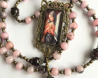 Edelstein-Rosenkranzperlen: Rosa Jaspis, Granat, Pardon-Kruzifix
