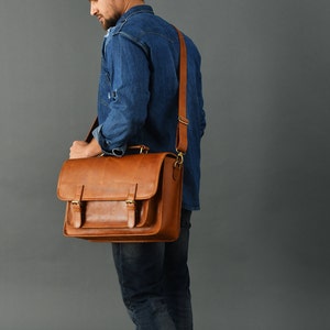 Bolso de mensajero de cuero Bolso de cuero monogramado para computadora portátil de 15 pulgadas Maletín de trabajo de cuero para hombre Bolso grande para computadora portátil Regalos personalizados para él