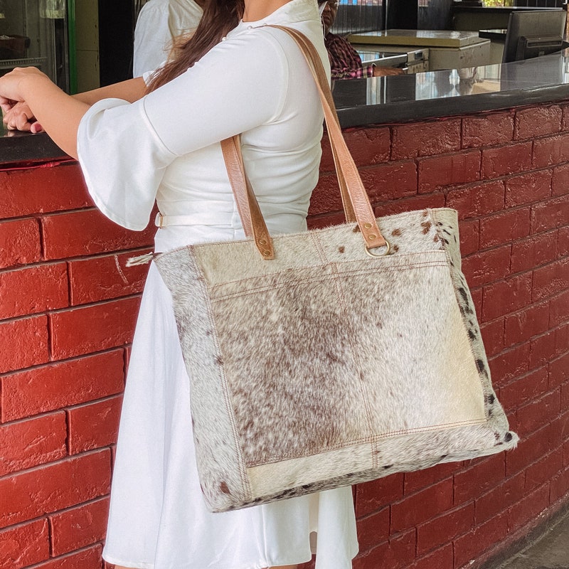 TRIPHOME 20 WHITE COWHIDE LEATHER CHAIN STRAP BAG