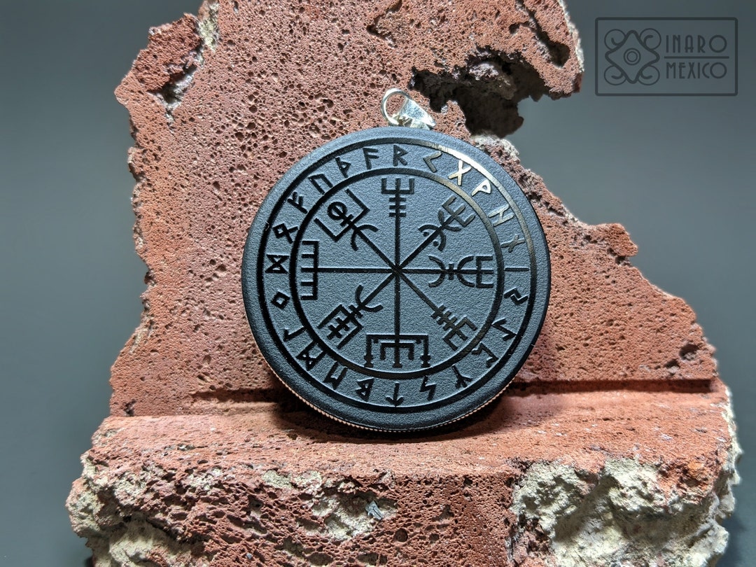 La Brújula Vikinga Vegvisir Medallón Grabado En Obsidiana Negra La Brújula Vikinga Vegvisir Medallón Grabado En Obsidiana Negra