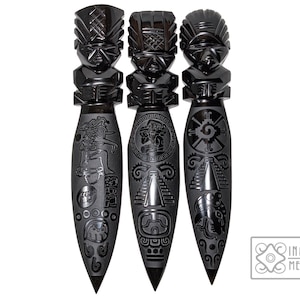 Conjunto de dagas ceremoniales de obsidiana, grabadas con símbolos de la cosmovisión maya, . 8"