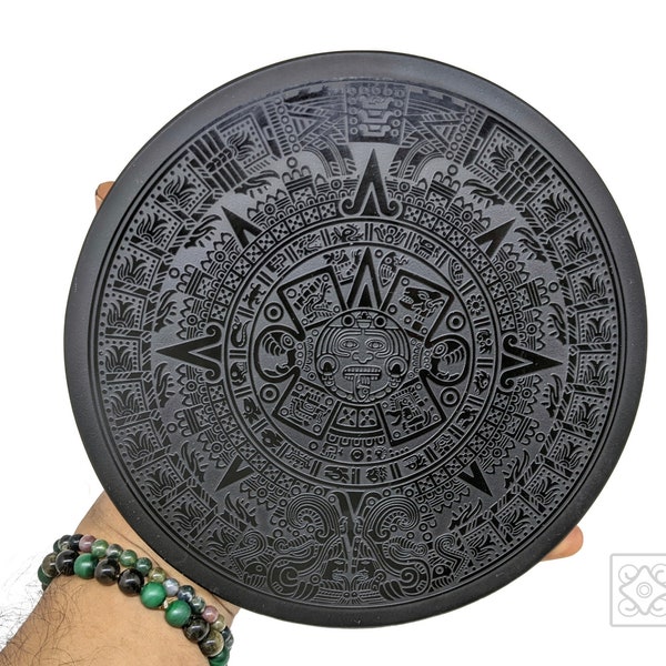 Calendario azteca ("piedra del sol"), grabado en un espejo de obsidiana negra, 8" (20 cm) de diámetro, Mictlantecutli