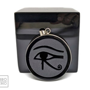 Ojo de Horus, medallón grabado en Obsidiana negra natural, 2&quot; de diámetro, medalla amuleto, símbolo egipcio, personalizable