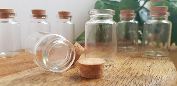 Empty Clear Glass Bottles In Various Shapes With White Labels, 3d - Foto 8