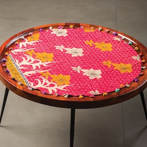 Nappe ronde multicolore en sari recyclé Kantha : couleurs assorties 25 po.