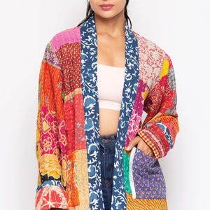 Chaqueta sari reversible acolchada Kantha con patchwork: colores surtidos