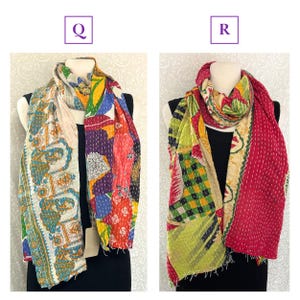 K&ouml;nnte beinhalten: Zwei farbenfrohe Schals auf Schaufensterpuppen. Einer hat ein Patchwork-Design mit Mustern in Blau, Orange und Lila. Der andere ist haupts&auml;chlich rot mit einem gen&auml;hten Muster und einer Mischung aus anderen Farben, was einen auff&auml;lligen Kontrast bietet.