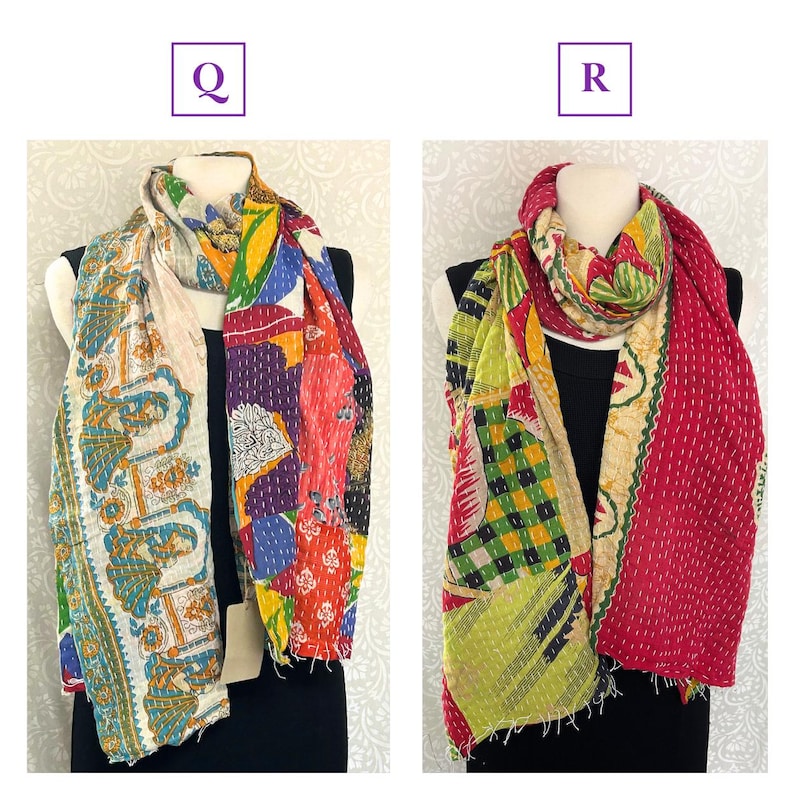 K&ouml;nnte beinhalten: Zwei farbenfrohe Schals auf Schaufensterpuppen. Einer hat ein Patchwork-Design mit Mustern in Blau, Orange und Lila. Der andere ist haupts&auml;chlich rot mit einem gen&auml;hten Muster und einer Mischung aus anderen Farben, was einen auff&auml;lligen Kontrast bietet.