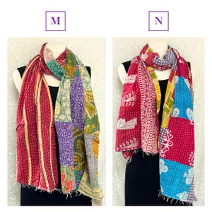 K&ouml;nnte beinhalten: Zwei farbenfrohe Patchwork-Schals auf Schaufensterpuppen. Einer ist haupts&auml;chlich rot mit vertikalen Streifen und Patchwork-Abschnitten in Gr&uuml;n, Lila und Gelb. Der andere ist &uuml;berwiegend rot mit blauen, rosa und gelben Patches. Beide Schals haben einen Fransenrand.
