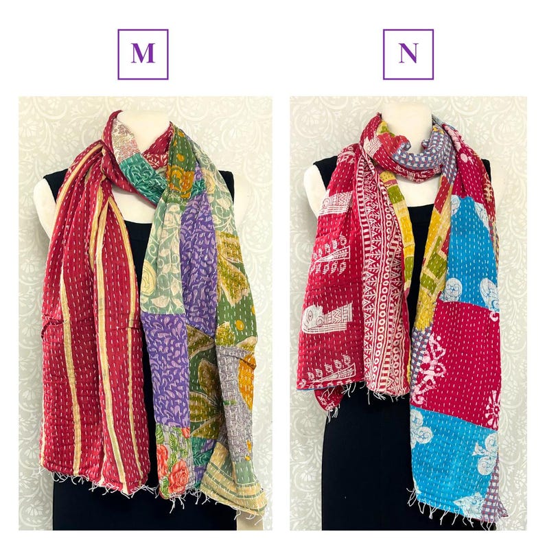 K&ouml;nnte beinhalten: Zwei farbenfrohe Patchwork-Schals auf Schaufensterpuppen. Einer ist haupts&auml;chlich rot mit vertikalen Streifen und Patchwork-Abschnitten in Gr&uuml;n, Lila und Gelb. Der andere ist &uuml;berwiegend rot mit blauen, rosa und gelben Patches. Beide Schals haben einen Fransenrand.