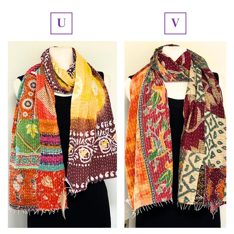 K&ouml;nnte beinhalten: Zwei farbenfrohe Schals, die auf Schaufensterpuppen pr&auml;sentiert werden. Die Schals weisen Patchwork-Designs mit verschiedenen Mustern und Farben auf, darunter Orange, Rot, Gelb, Gr&uuml;n und Burgunder. Die Schals sind drapiert, um ihre L&auml;nge und ihr Design zu zeigen.