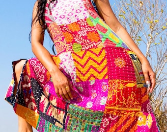 Abito estivo reversibile in cotone con motivo patchwork Kantha: colori assortiti, maniche con laccetti.