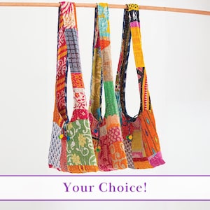以下が含まれることがあります： 木製の棒に吊るされた、3つのカラフルなパッチワークショルダーバッグ。各バッグは、赤、オレンジ、緑、青など、ユニークなパターンと色の組み合わせが特徴です。「Your Choice!」というテキストが下部に表示されています。