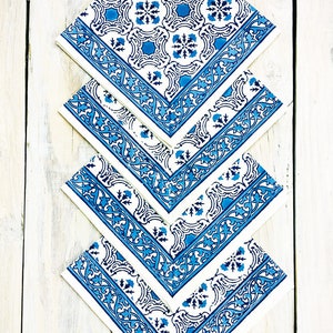 Conjunto de guardanapos com estampa floral azul e branca