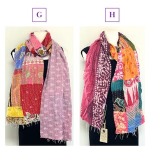 K&ouml;nnte beinhalten: Zwei farbenfrohe Patchwork-Schals auf Schaufensterpuppen. Einer zeigt rote, rosa, gelbe und blaue Patches. Der andere hat ein rosa-lila Design mit Etikett. Beide Schals sind &uuml;ber schwarzen Oberteilen drapiert.