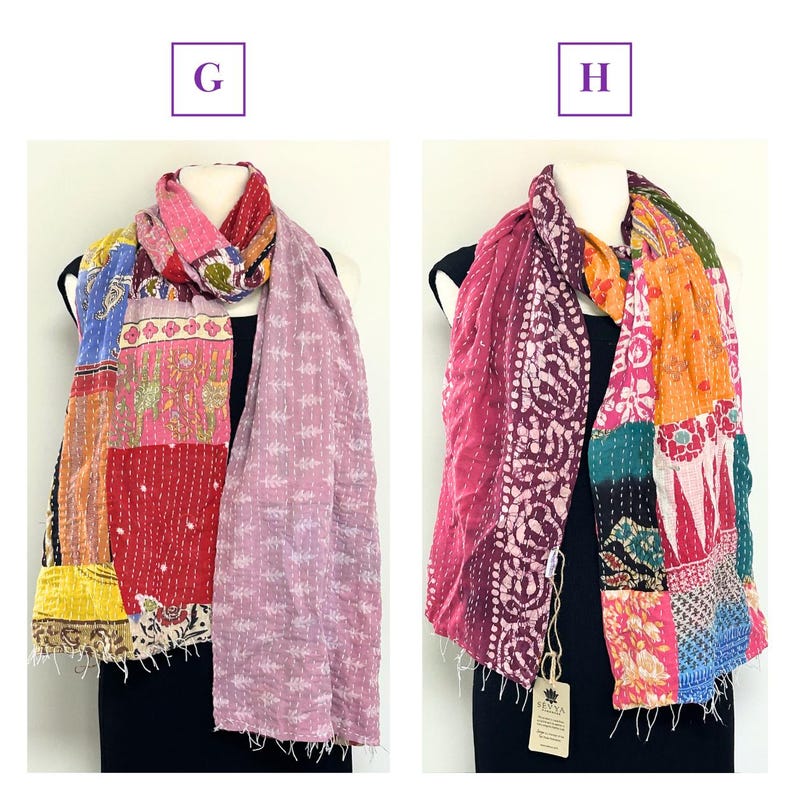 K&ouml;nnte beinhalten: Zwei farbenfrohe Patchwork-Schals auf Schaufensterpuppen. Einer zeigt rote, rosa, gelbe und blaue Patches. Der andere hat ein rosa-lila Design mit Etikett. Beide Schals sind &uuml;ber schwarzen Oberteilen drapiert.
